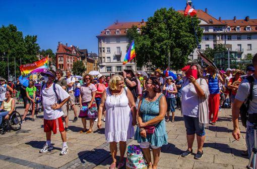 В Штутгарте сотни человек вышли на акцию против COVID-ограничений