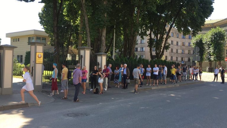 У посольства Беларуси в Риге образовалась очередь