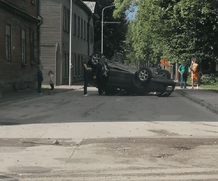 Тяжелое ДТП в Чиекуркалнсе: машина от удара «встала» на крышу