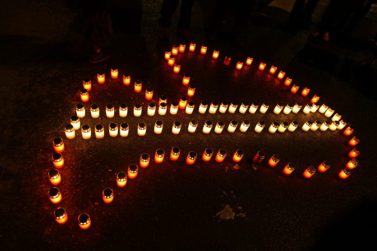 Журналист: пока Латвия следовала советам западных экспертов, страну покинули тысячи людей