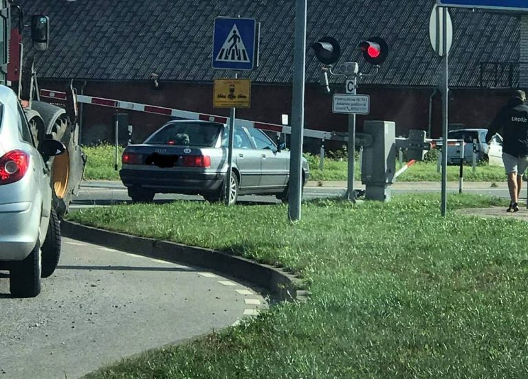 ФОТО: Как? В Лиепае шлагбаум опустился прямо на крышу Audi