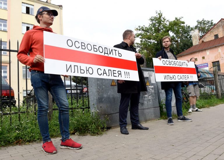 ФОТО: у посольства Беларуси в Риге прошел пикет в поддержку задержанного адвоката