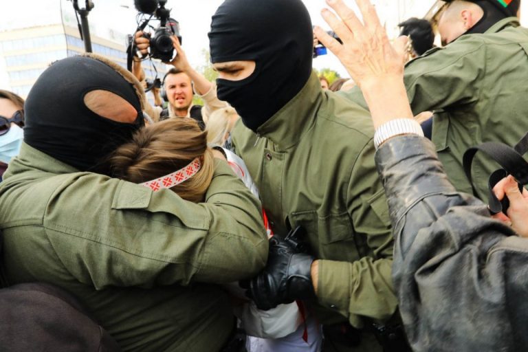 Бронетехника, колючая лента и водометы: многотысячная акция в Беларуси (ФОТО и ВИДЕО)
