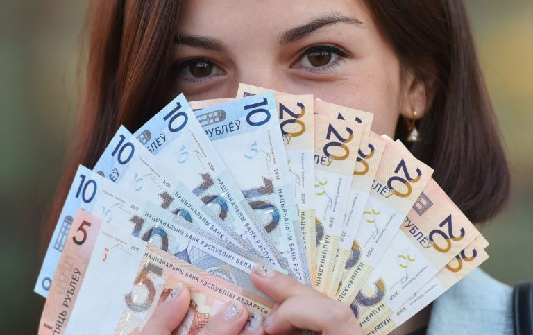 Жители Беларуси за время протестов забрали из банков больше $1 млрд