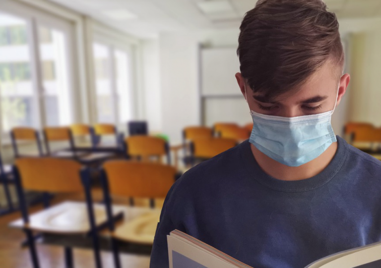 COVID заболел учащийся еще одной школы Латвии. В самоизоляцию отправлен весь класс и восемь учителей