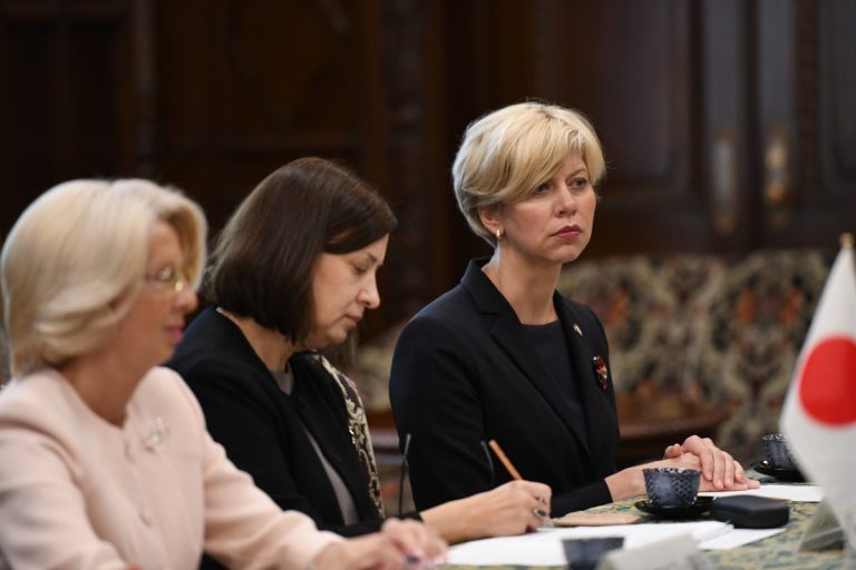 «Теряешь связь с реальностью». Чакша сравнила вступление в партию с голыми танцами на столе