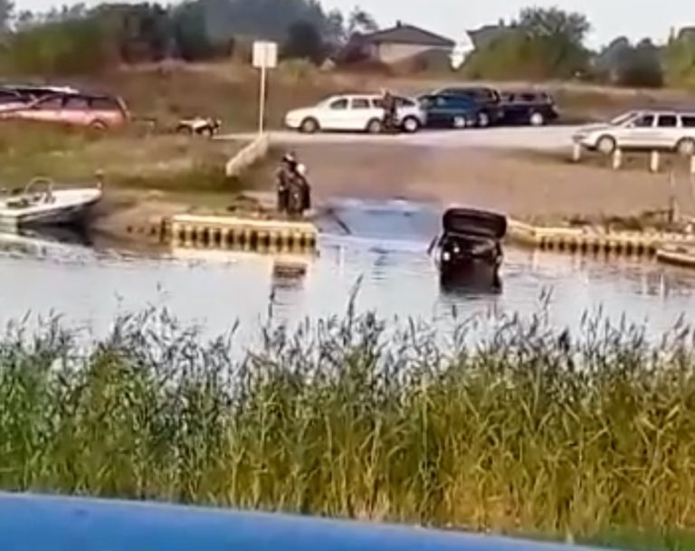 ВИДЕО: рыбак случайно утопил свою машину в Венте