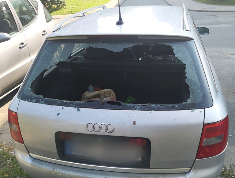 ФОТО: выбив стекло, автоворы забрали детский велосипед
