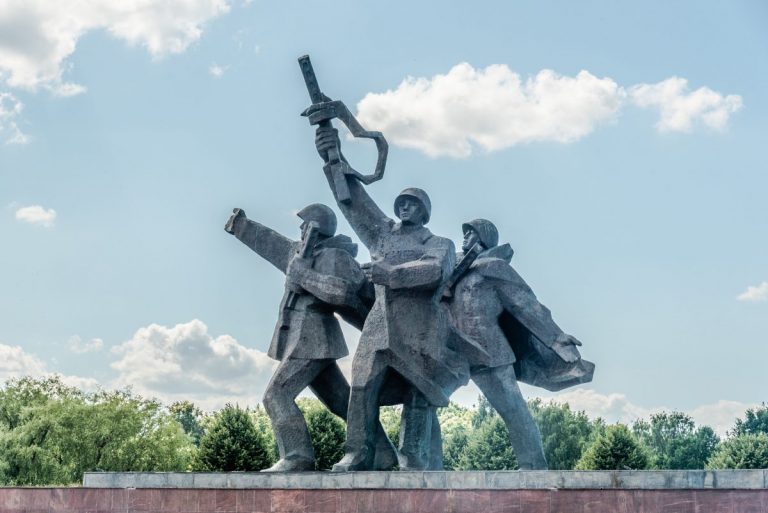 Стакис о 9 мая в Риге: участвовать не буду, но и запрещать не собираюсь