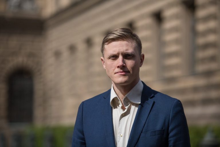 Философия от Домбравы: как зонт бесполезен во время бури, так и русский язык бесполезен для Латвии
