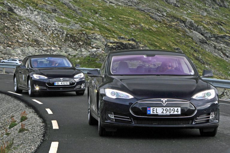 В Канаде автопилот Tesla пытался сбежать от дорожной полиции. Водитель во время погони спал