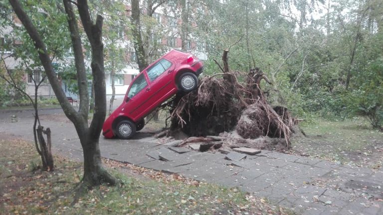 Последствия бури в Риге: поднятый автомобиль, сорванные балконы, упавшие деревья (ФОТО)