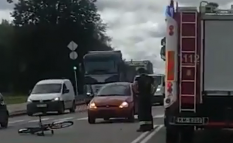 ВИДЕО: в Риге водитель сбил велосипедиста