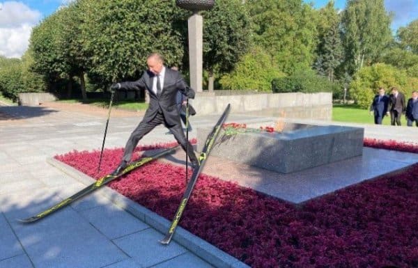 Губернатор Санкт Петербурга перепрыгнул клумбу и стал мемом