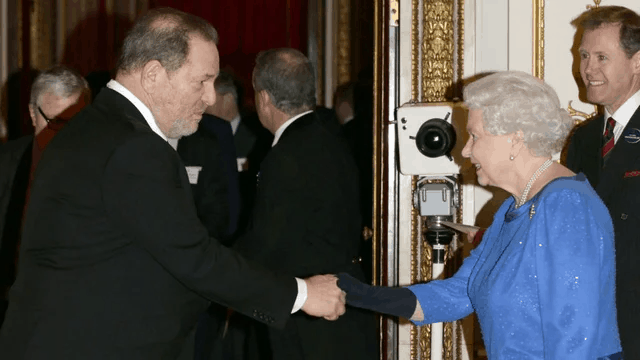 Елизавета II лишила Вайнштейна Ордена Британской империи