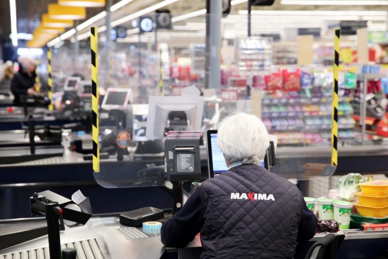COVID-19 заболели еще три сотрудника магазина Maxima в Олайне. Жителей просят сделать тест