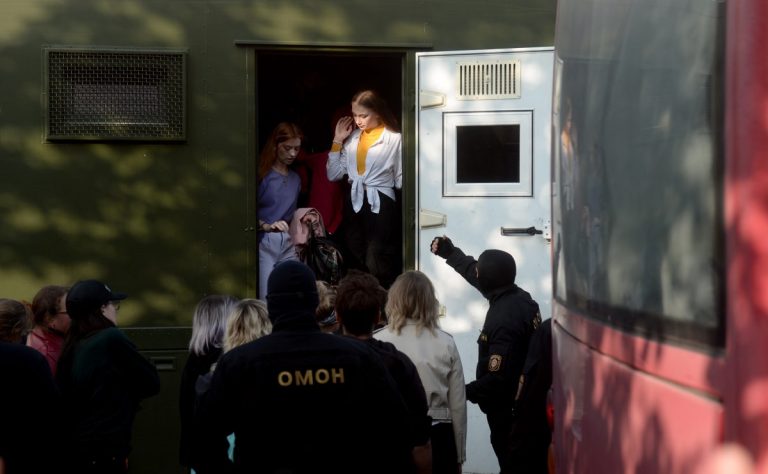 ВИДЕО: в Минск согнали спецтехнику в преддверии «Марша справедливости»