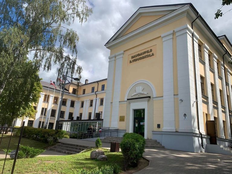 В школе Даугавпилса COVID-19 заболел учитель. Четыре класса учатся из дома