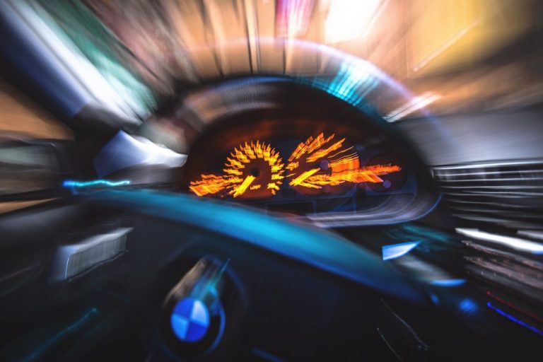 В Видземе лихач на BMW мчался под 190 км/ч