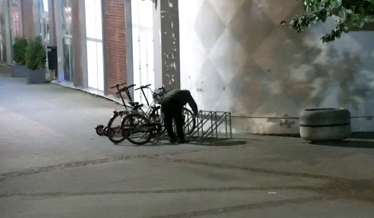 Пожилой мужчина хотел украсть ретро-велосипед. Но попал под видеонаблюдение
