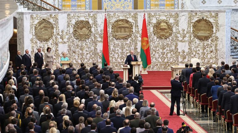 КОРОТКО О ГЛАВНОМ: убийство Ребенка назвали политическим, тайная инаугурация Лукашенко, Навальный выписан из больницы, в Латвии рекорд тепла