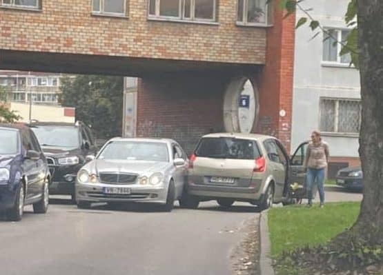 ФОТО: «короли парковки» в Плявниеки дважды спровоцировали мини-аварии