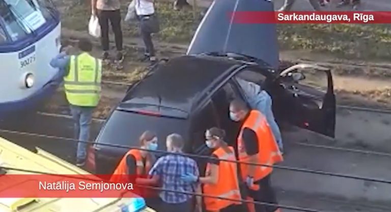 ВИДЕО: столкновение трамвая и легковой машины на Саркандаугаве