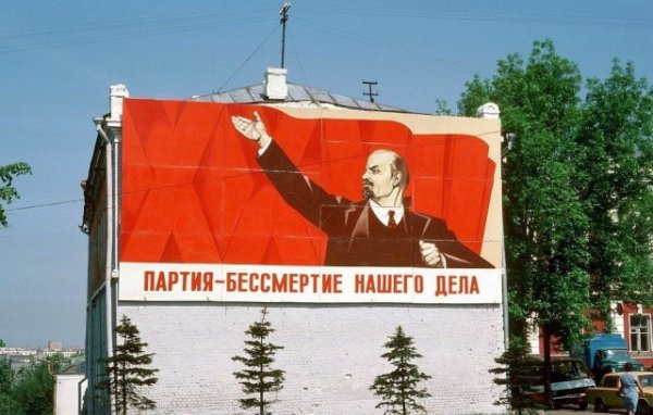 СССР умер, но его слоганы до сих пор живут (15 фото)