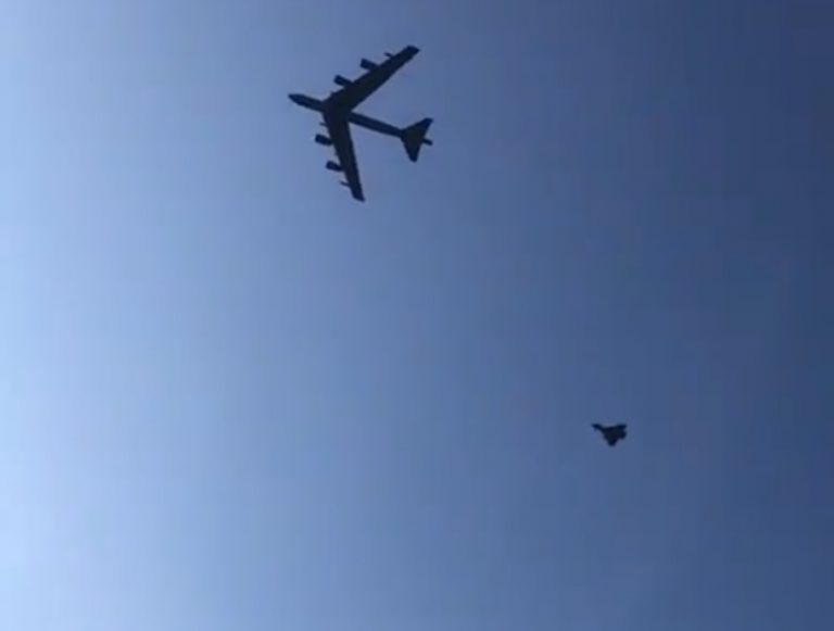 ВИДЕО: над Латвией пролетели два американских бомбардировщика B-52
