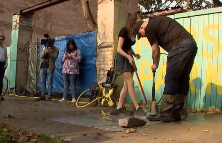 ВИДЕО: активисты установили памятный знак у парка Marss