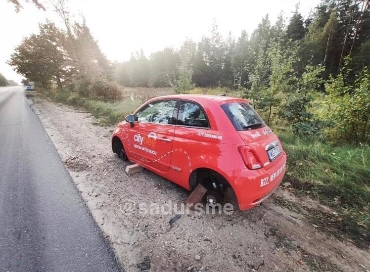 «Бизнес по-латвийски»: в Риге оставили прокатный автомобиль без колес