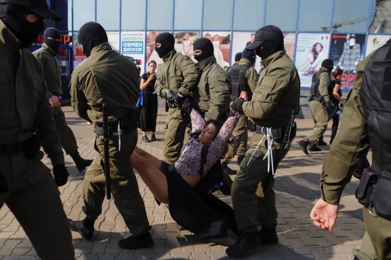 ФОТО: в Минске люди в форме без опознавательных знаков задерживают участниц «женского марша»