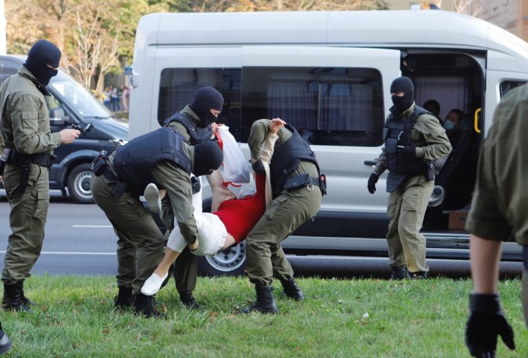 Белорусские хакеры показали видео протестов на сайтах госканалов