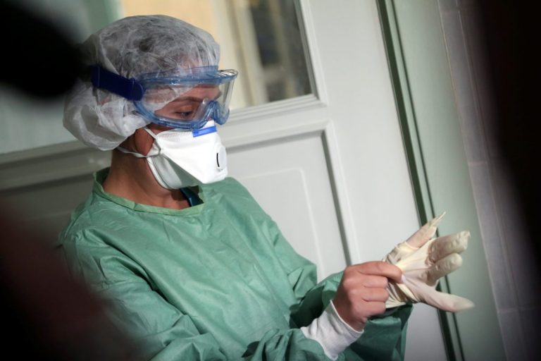 Каждый девятый случай COVID-19 в Латвии связан с медицинскими рабтниками