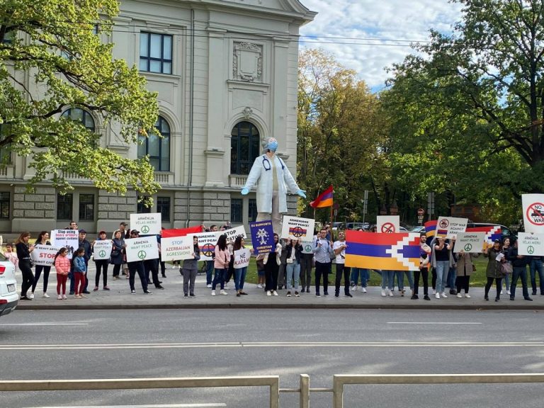ФОТО и ВИДЕО: как в Риге прошло шествие против конфликта в Нагорном Карабахе