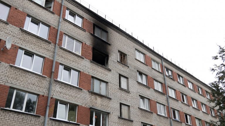 «Какие-то взрывы были»: огонь уничтожил квартиру в Риге, жильцов эвакуировали с помощью подъемника (ВИДЕО)