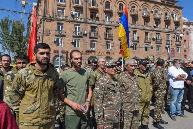 Армения ограничила выезд мужчин старше 18 лет. В Азербайджане блокируют соцсети и мессенджеры