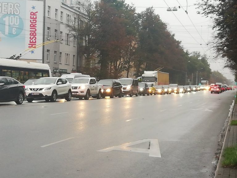 ФОТО: Бривибас гатве «стоит» - образовалась пробка