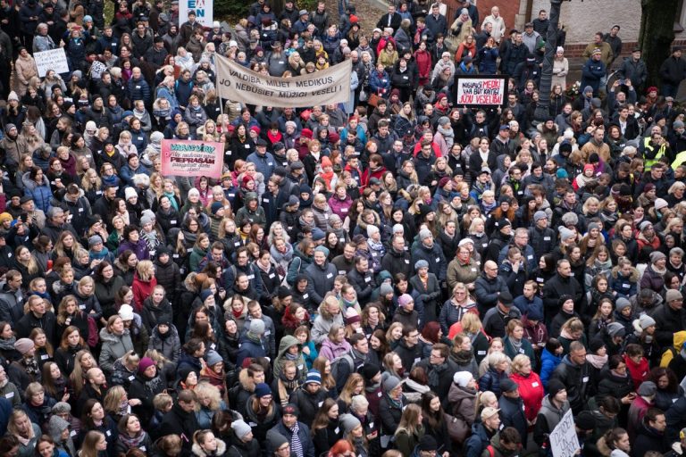 RSU profesors Sergejs Kruks: mīļie politiķi, jūs esat tādi paši cilvēki kā visi pārēji