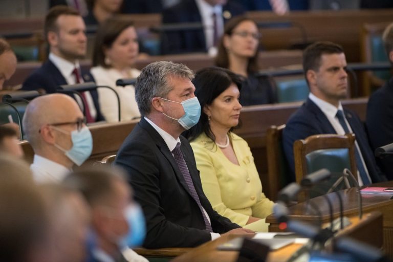 КОРОТКО О ГЛАВНОМ: депутаты игнорируют маски, шокирующая месть семье в Краславе, переворачиваем календарь с Шуфутинским