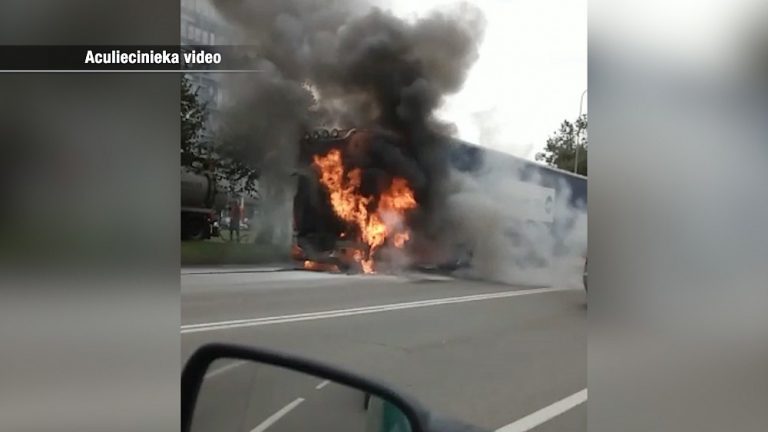 Благодаря Rīgas ūdens удалось потушить загоревшуюся в Плявниеки фуру (ВИДЕО)