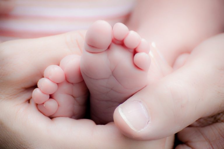 В Елгаве бабушка приняла роды у внучки и похитила младенца. Ей грозит пожизненный срок