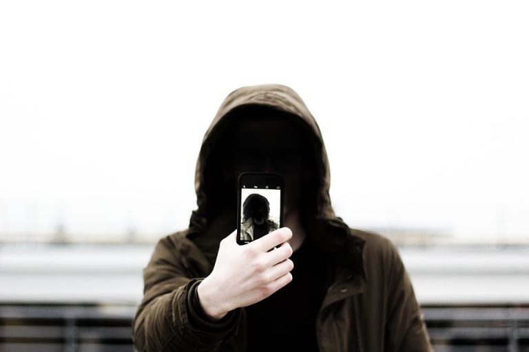 Почему нельзя использовать смартфон на ходу? Названа смертельная опасность