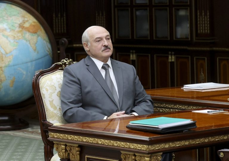 Лукашенко пообещал удивить неопубликованной частью «перехваченного» разговора о Навальном