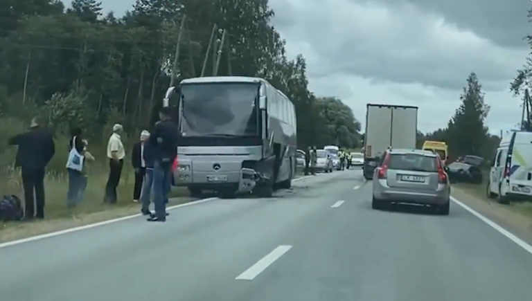 ВИДЕО: на Валмиерском шоссе столкнулись автобус и легковая машина