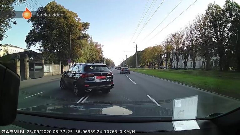 ВИДЕО: работников посольства в Риге уличили в грубом нарушении ПДД