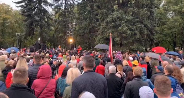 ВИДЕО: Гобземс собрал сотни сторонников в центре Риги