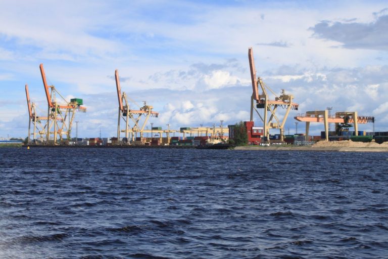 В Даугаве обнаружено пятно нефтепродуктов