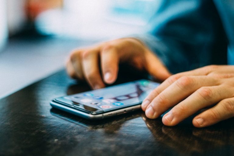 Владельцы iPhone нашли в телефонах несуществующую связь 5G