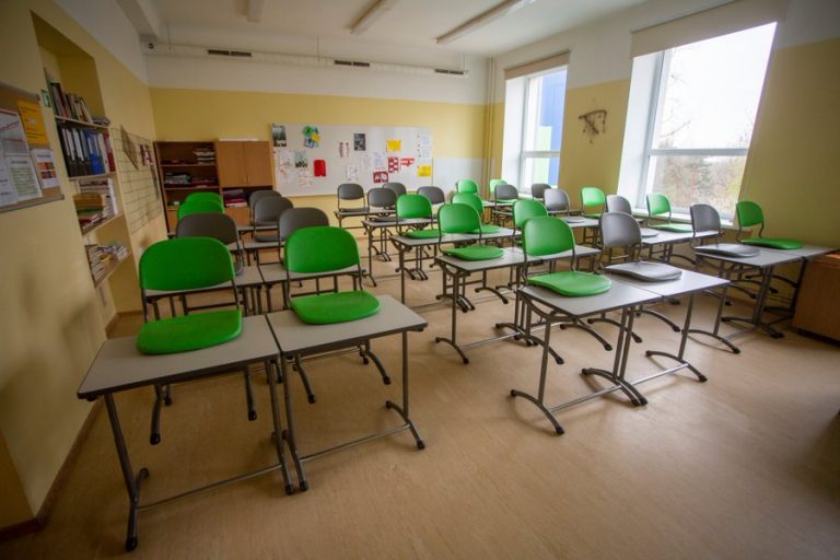 COVID-19 в школах Латвии: после каникул старшеклассники могут остаться на удаленке